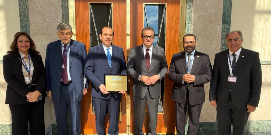 وزير الصحة يهنئ نائبه بمناسبة فوزه بجائزة «نيلسون مانديلا»