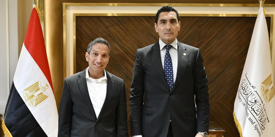 وزير الشباب والرياضة يكرّم أيمن نصار بعد إنجازه التاريخي في ماراثون الرمال بالمغرب