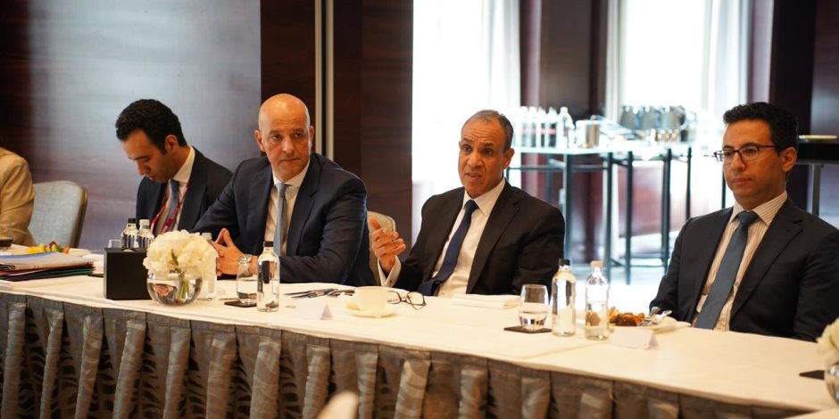 وزير الخارجية يؤكد لممثلي الشركات وصناديق الاستثمار في لندن حرص مصر على جذب الاستثمارات البريطانية 