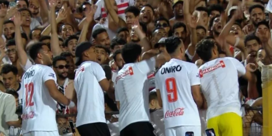 خوان بيزيرا يقود احتفالات لاعبي الزمالك مع الجماهير بعد التتويج بالدوري  