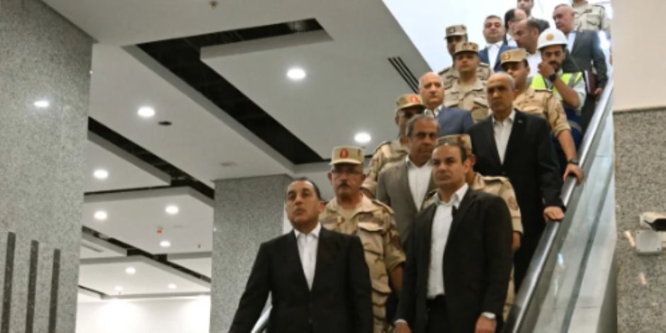 رئيس الوزراء يستقل الأتوبيس الكهربائى المخصص للموظفين بالعاصمة الجديدة