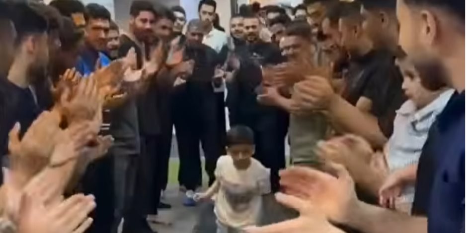 وسط تصفيق حار.. ممر شرفي لطفل إماراتي بعد رحلة علاج ناجحة بمصر (فيديو)