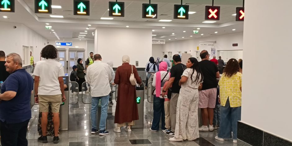 بالصور.. إقبال كبير من المواطنين على محطات مونوريل شرق النيل