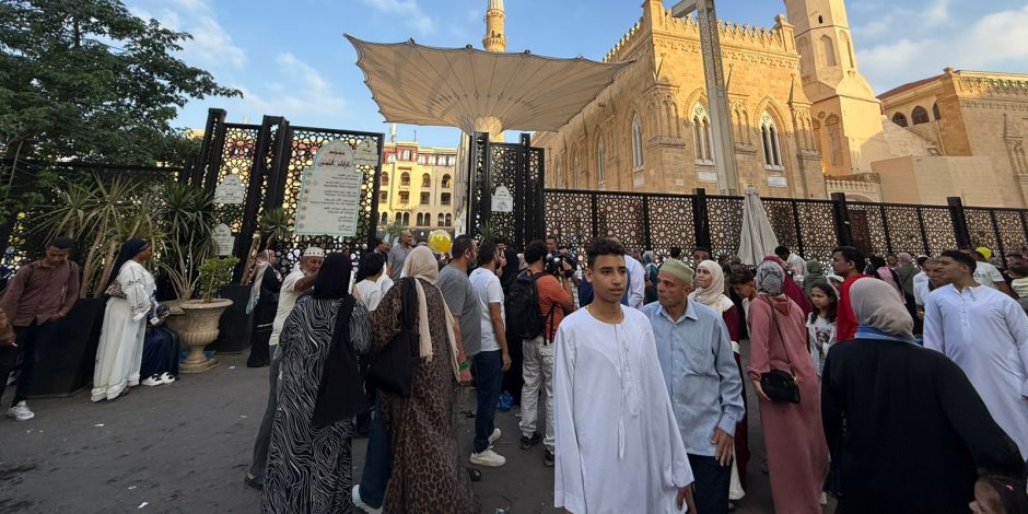 العائلات يحتفلون بعيد الأضحى أمام مسجد الحسين