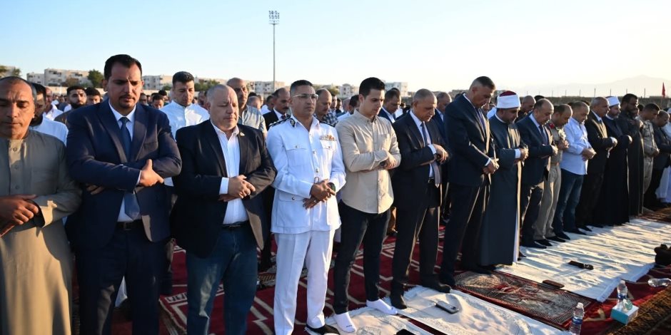 محافظ جنوب سيناء يؤدي صلاة عيد الأضحى بساحة الاستاد الرياضي بطور سيناء وسط جموع المواطنين (صور) 
