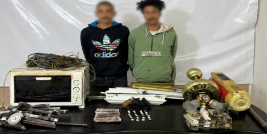 سقوط متهمين بسرقة محال خردة بحوزتهما هيروين وسلاح ناري في القاهرة