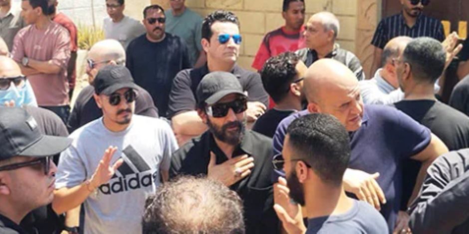 أحمد حلمي يعلن اقتصار عزاء والدته على المقابر فقط وخلال تشييع جثمانها