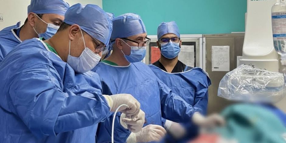 أبطال «الرعاية الصحية» يواصلون العطاء بلا توقف.. إجراء أكثر من 550 عملية جراحية دقيقة بمحافظات التأمين الصحي الشامل