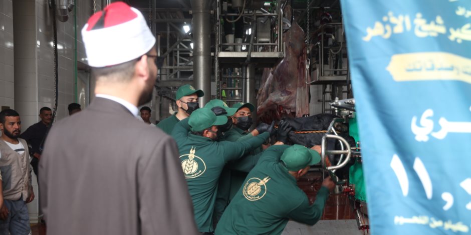 «بيت الزكاة والصدقات» يبدأ ذبح الأضاحي وتوزيع لحوم الصكوك 