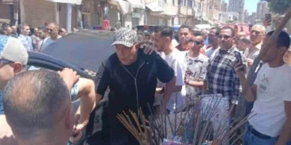 انهيار حمو بيكا قبل تشييع جثمان والده إلى مقابر العمود بالاسكندرية