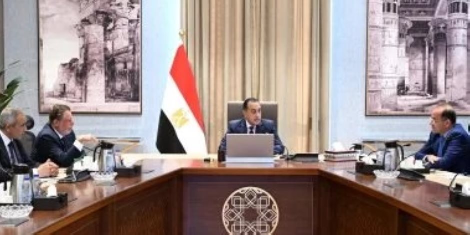 رئيس الوزراء يجتمع مع محافظ البنك المركزي ووزير المالية لاستعراض عددٍ من الملفات