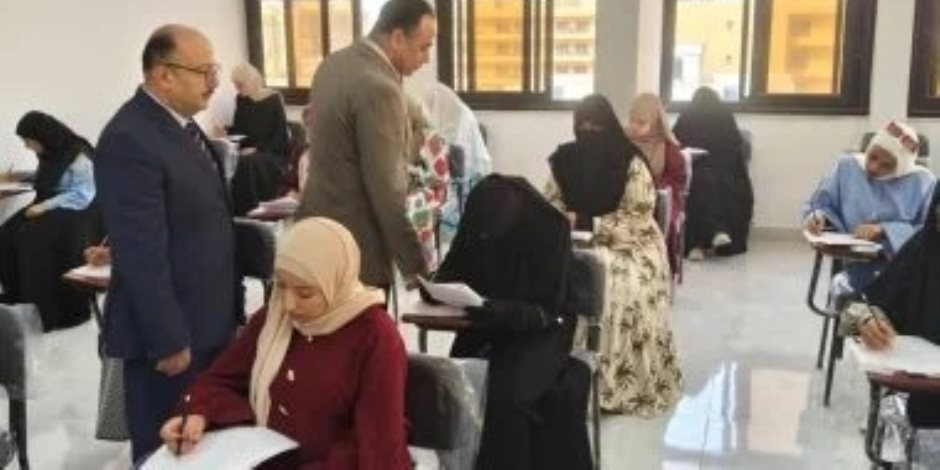 كلية التجارة في بني سويف تضبط 11 طالبا متلبسين بالغش عن طريق استخدام المحمول