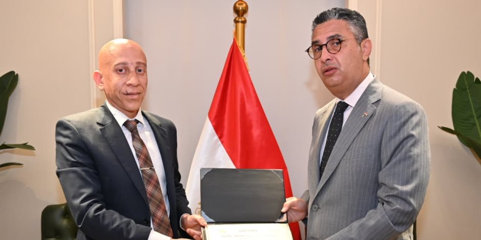 وزير التموين يكرم مفتش تموين بالإسكندرية تقديرًا لجهوده الرقابية المتميزة خلال إجازة عيد الأضحى المبارك