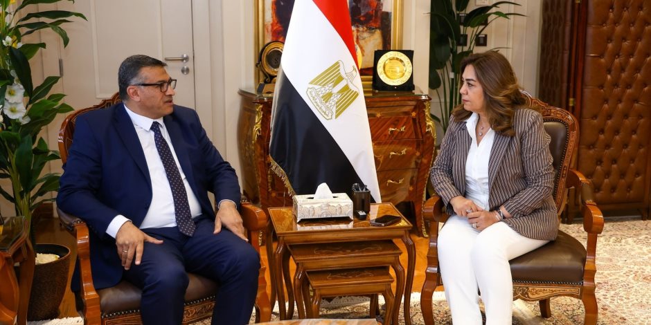 وزيرة التنمية المحلية والبيئة تتابع مع محافظ قنا موقف تنفيذ المشروعات التنموية والخدمية بالمحافظة