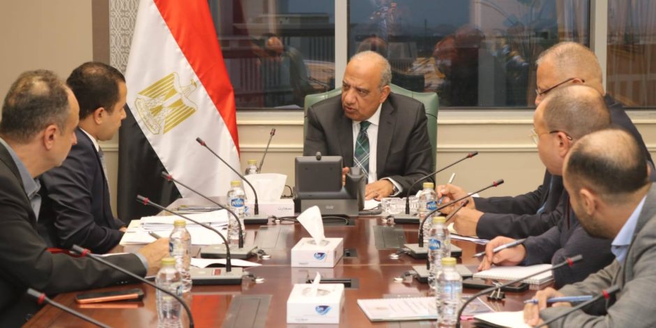 الكهرباء تبحث تنفيذ مشروعات طاقة متجددة بقدرات 4750 ميجاوات رياح و4000 ميجاوات تخزين