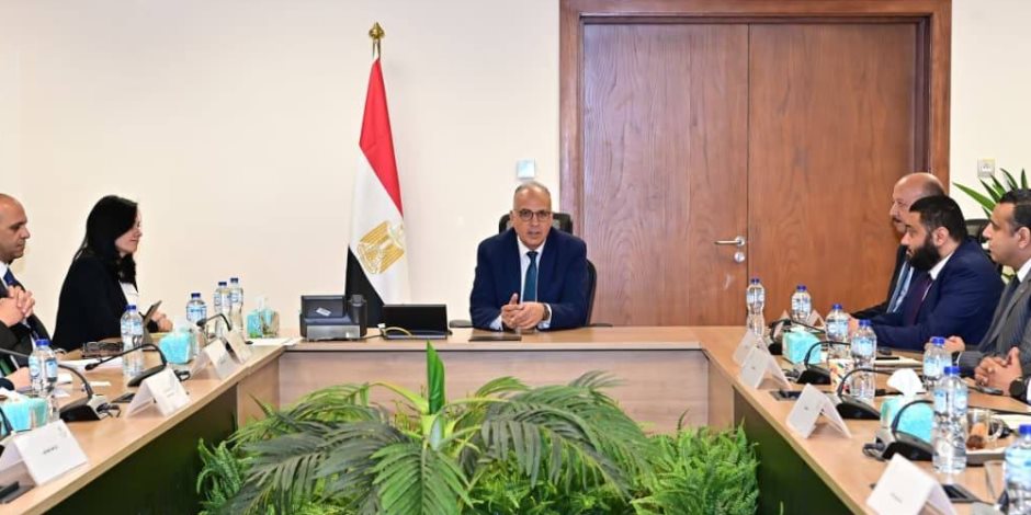 وزير الري  يلتقي ممثلي عدد من الشركات المصرية المقرر أن تشارك في تنفيذ مشروعات تنموية بدول حوض النيل الجنوبي الشقيقة
