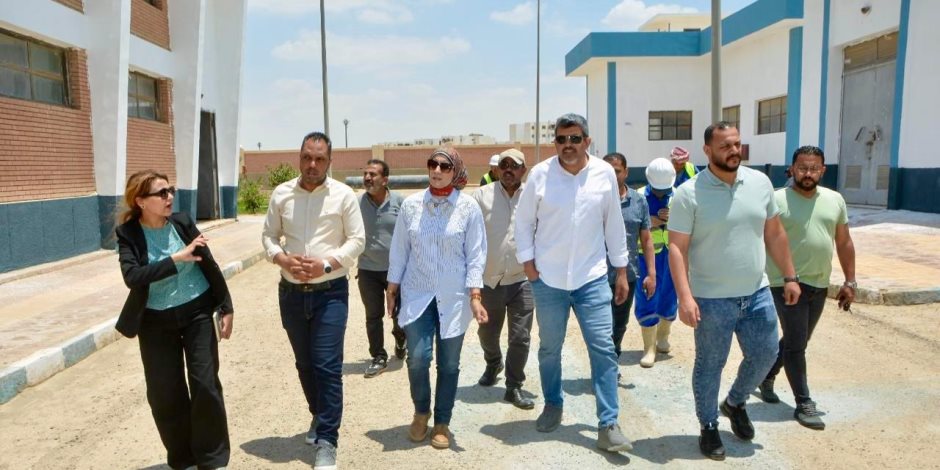 وزيرة الإسكان تتابع أعمال تطوير ورفع كفاءة الطرق والمرافق بالمناطق الصناعية 