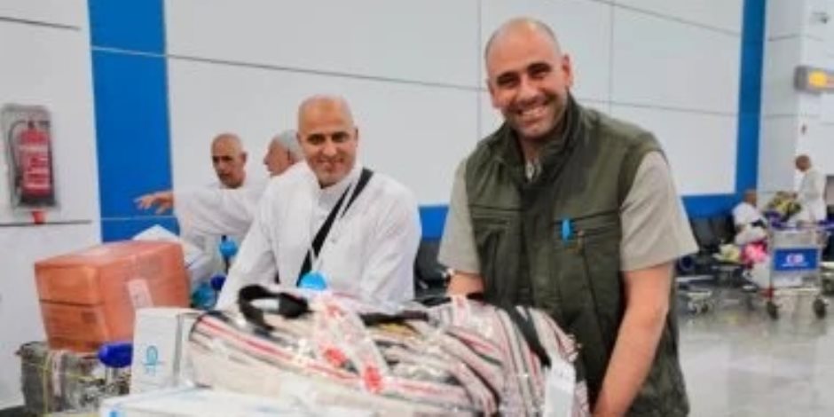 مطار القاهرة يواصل استقبال ضيوف الرحمن العائدين من الأراضي المقدسة.. صور