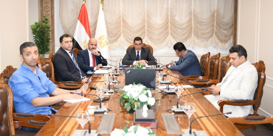 وزير الشباب والرياضة يبحث مع شركة "دافينج" الصينية فرص التعاون والاستثمار وتوطين الصناعة الرياضية في مصر
