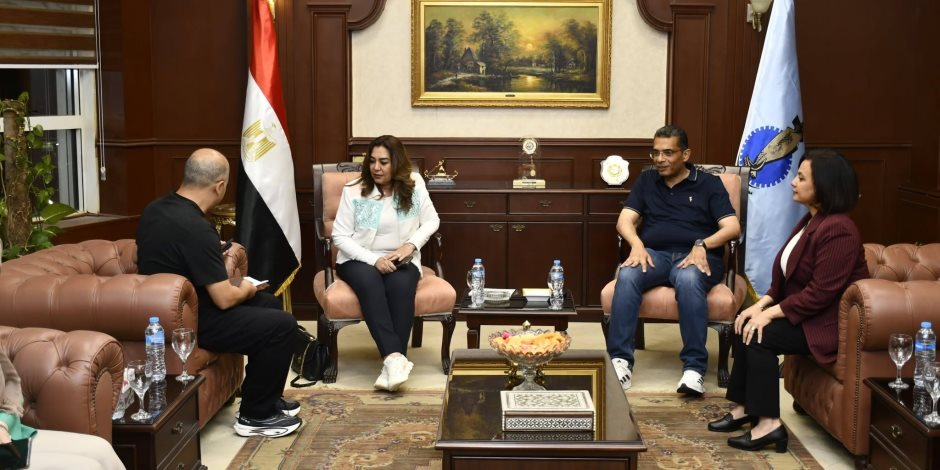 وزيرة التنمية المحلية ومحافظ البحر الأحمر يعقدان اجتماعاً موسعاً لمتابعة منظومة المخلفات والارتقاء بمستوى الخدمات البيئية