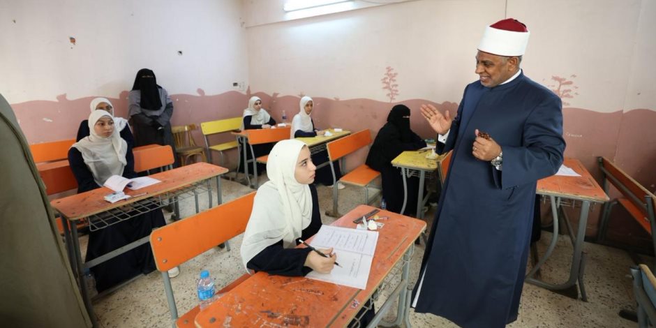 رئيس قطاع المعاهد الأزهرية يطمئن على امتحانات الثانوية ويتفقد لجان الطالبات