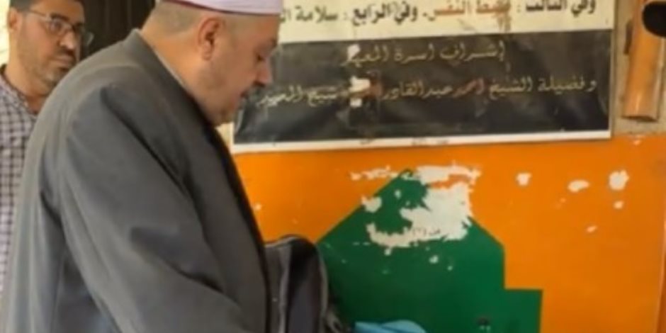 خلال تفقده اللجان.. وكيل الأزهر يرصد علبة سجائر مع طالب ويضبط هاتفًا محمولًا مع آخر قبل الامتحان