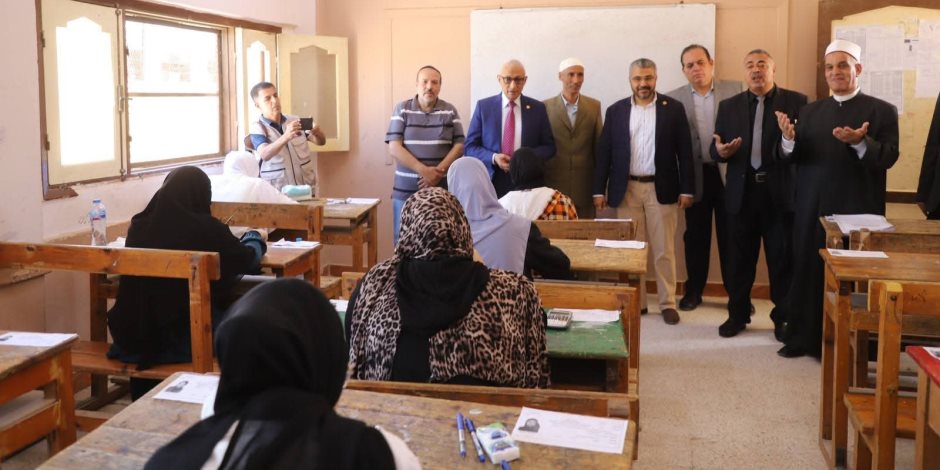 محافظ شمال سيناء يتفقد لجان امتحانات الثانوية الأزهرية للفتيات للتأكد من توفير الأجواء المناسبة للطالبات(صور) 
