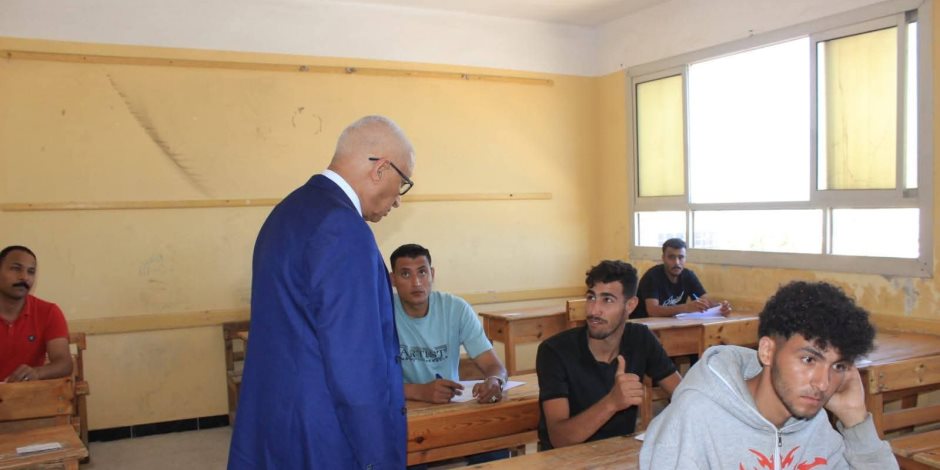 محافظ شمال سيناء يتفقد لجان امتحانات الثانوية الأزهرية للفتيات للتأكد من توفير الأجواء المناسبة للطالبات (صور) 
