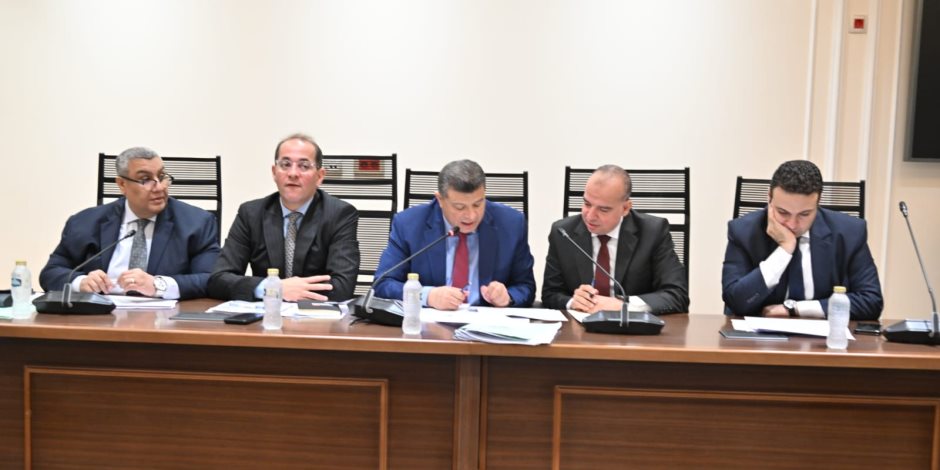 وزير المالية ورئيس خطة النواب يؤكدان عدم صحة فرض رسوم إضافية على مغادرة الدولة