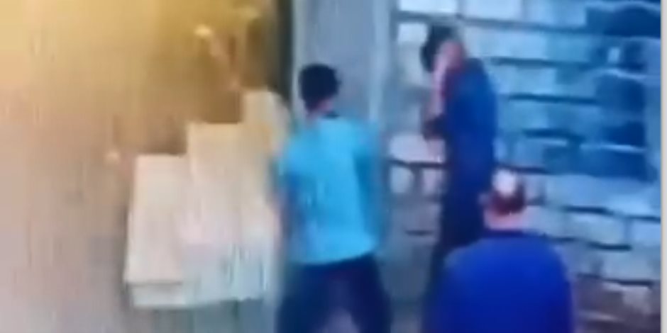 كشف ملابسات قيام شخص ونجليه بالتعدي بالضرب على قائد "توك توك" وأحد الأشخاص وزوجته ببنى سويف