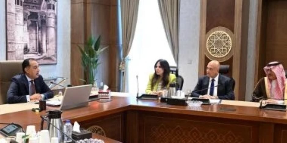 مدبولي يلتقي مسئولي شركة "أكوا باور" لبحث تنفيذ مشروعات تحلية مياه البحر