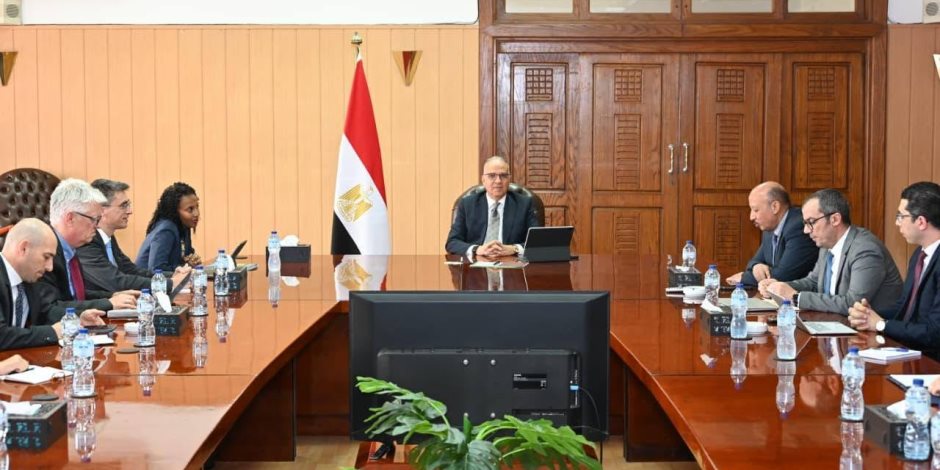 وزير الري يلتقي المدير الإقليمي لقطاع التنمية المستدامة بالبنك الدولي لبحث تعزيز التعاون في مجال المياه والتكيف المناخي