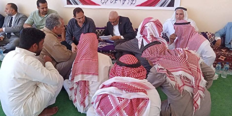 بالقرب من خط الحدود الدولية.. محافظ شمال سيناء يلتقي عواقل ومشايخ قبيلة العزازمة ويستمع لمطالبهم 