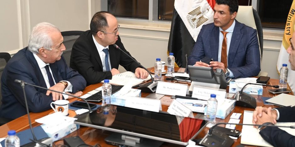 وزير الصناعة يبحث مع ممثلي الشركة الصينية الوطنية للإطارات والمطاط خطة الشركة للتوسع في السوق المصري