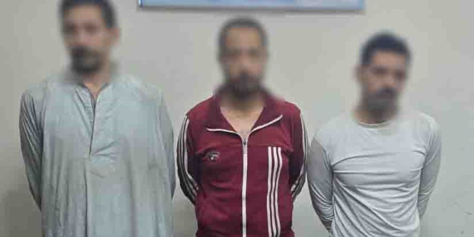 ضبط 3 متهمين بخطف حقيبة أموال من مقاول في بولاق الدكرور بعد تتبعه عقب خروجه من بنك