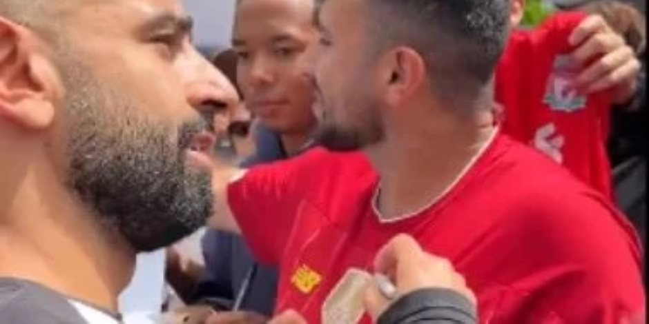 محمد صلاح يلبى طلبات الجماهير المصرية فى أمريكا بالتقاط الصور والتوقيع على القمصان الخاصة بهم .. فيديو