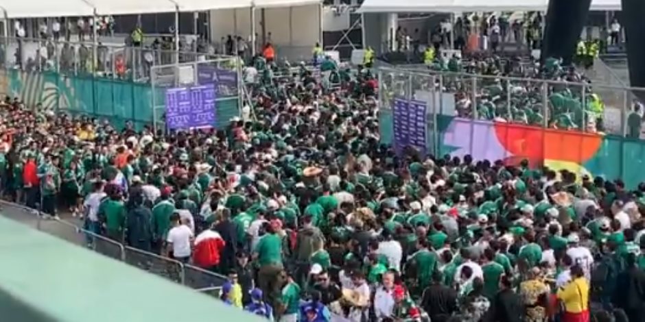 توافد الجماهير على ملعب أزيتكا لحضور حفل افتتاح كاس العالم.. فيديو