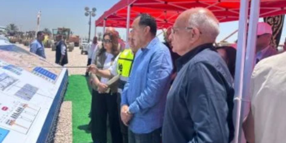 رئيس الوزراء يتفقد مواقع العمل بمشروع رفع كفاءة وتطوير الطريق الدولى الساحلى