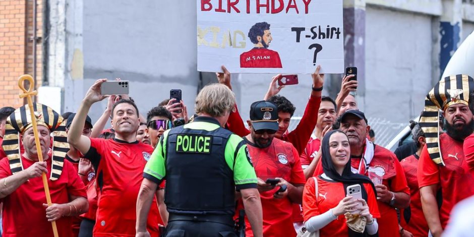 الجماهير المصرية تحتفل بعيد ميلاد محمد صلاح قبل مباراة بلجيكا