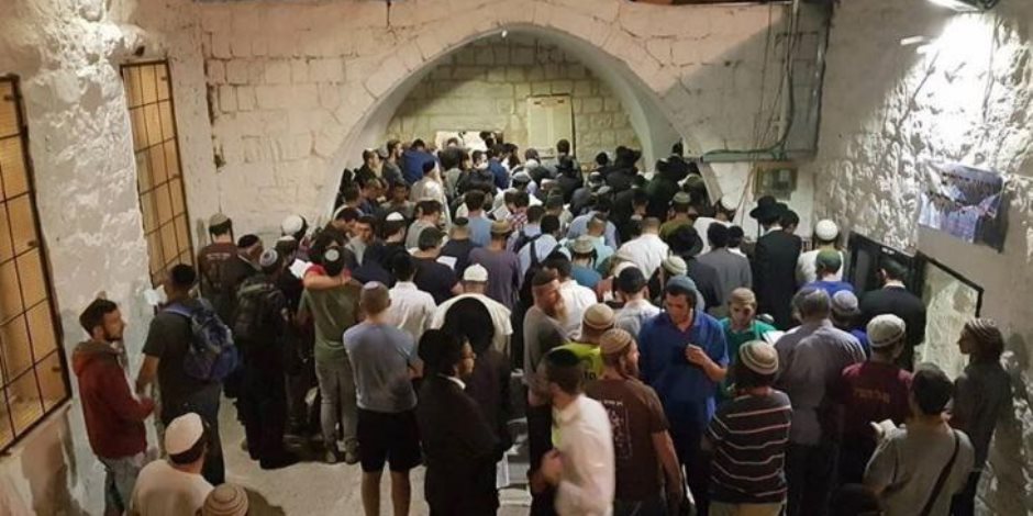مستوطنون يقتحمون "قبر يوسف" في نابلس تحت حماية مشددة وإغلاق عسكري للمنطقة