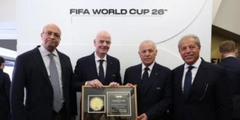 إنفانتينو يهدى أبو ريدة تذكار كأس العالم باسم الرئيس السيسى