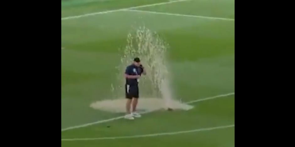 انفجار ماسورة مياه في استاد مباراة العراق والنرويج في كأس العالم.. (فيديو)