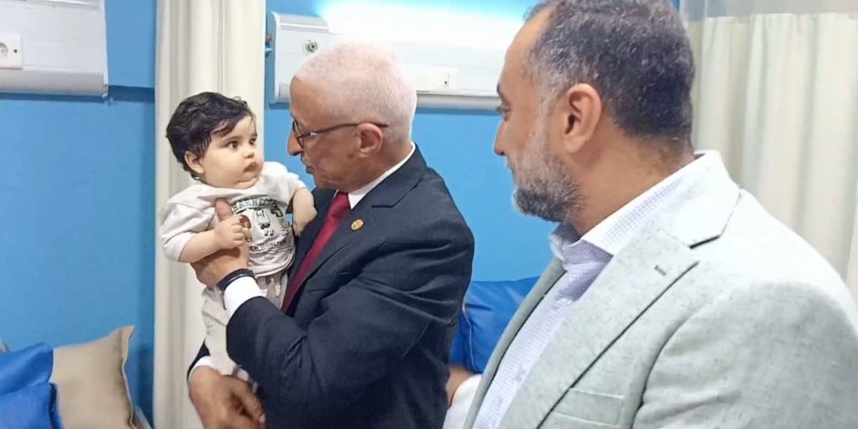 محافظ شمال سيناء يزور المرضى والجرحى الفلسطينيين بمستشفى العريش لمتابعة الرعاية والخدمات المقدمة لهم (صور) 