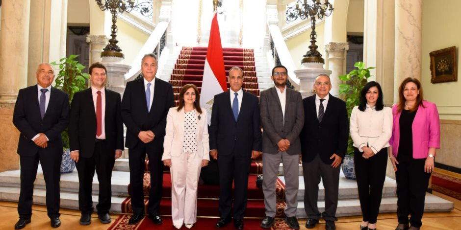 وزير الخارجية يلتقي الوفد الطبي العائد من تنزانيا وكينيا ويشيد بما حققته القافلة من نتائج ملموسة