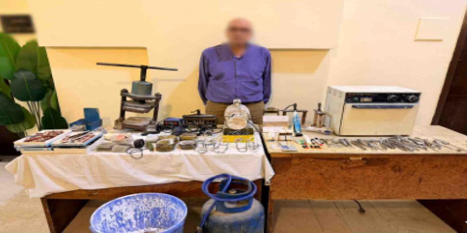 ضبط شخص لانتحاله صفة طبيب وإدارة عيادة "بدون ترخيص" بقصد النصب والاحتيال على المواطنين