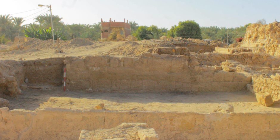 بالصور..الكشف عن عناصر معمارية جديدة من معبد القصر القديم بالواحات البحرية