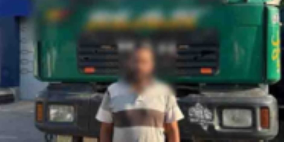 كشف ملابسات قيام قائد سيارة "نقل" بإلقاء الأتربة والحجارة من أعلى سطح هضبة المقطم بالقاهرة