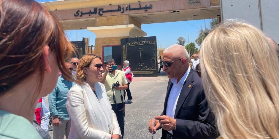 محافط شمال سبناء يستقبل وفد دبلوماسي هولندي ويصطحبه لمعبر رفح ومستشفى العريش والمخازن اللوجستية (صور)