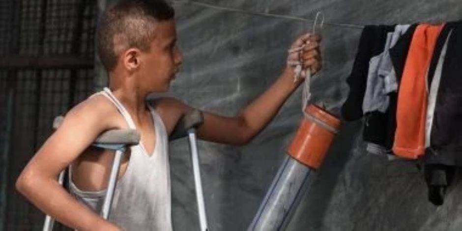 مأساة طفل فلسطينى .. استعان بـ"ماسورة" لتعويض قدمه المبتورة بسبب القصف الإسرائيلي على غزة
