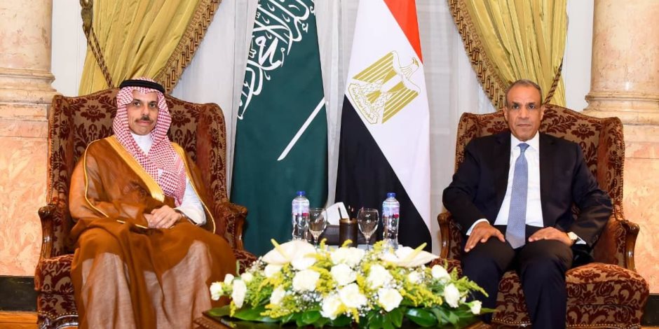 وزير الخارجية يبحث مع نظيره السعودي سبل تعزيز العلاقات الثنائية والتطورات الإقليمية